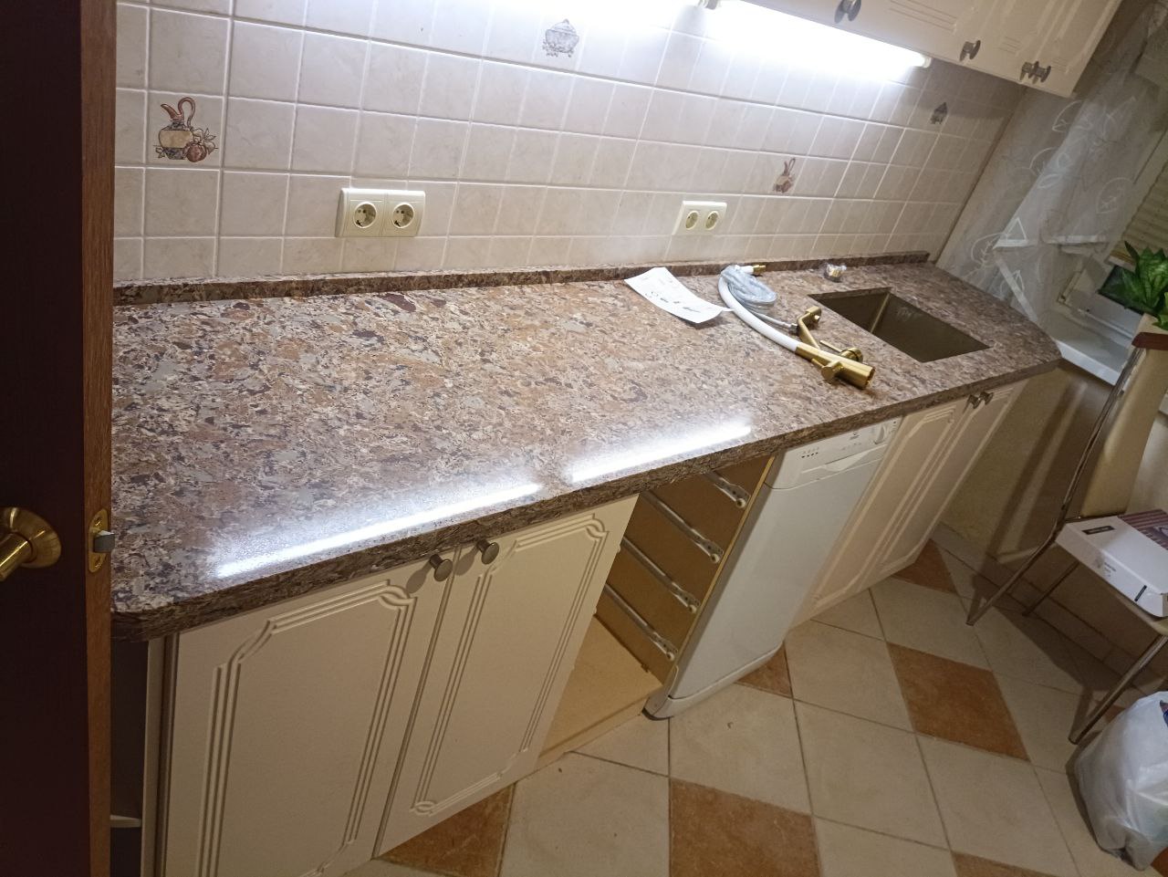 Готовая угловая столешница из кварца Samsung Radianz Wilshire Amber WA389 — вырез под варочную панель, кромка R3